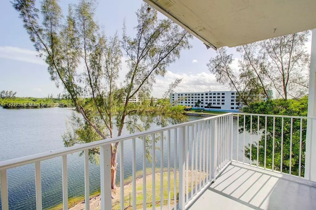 Cutler Bay, FL 33189,8240 SW 210 th #320