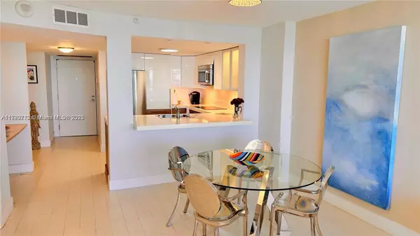 Miami Beach, FL 33140,2555 Collins Ave #2105