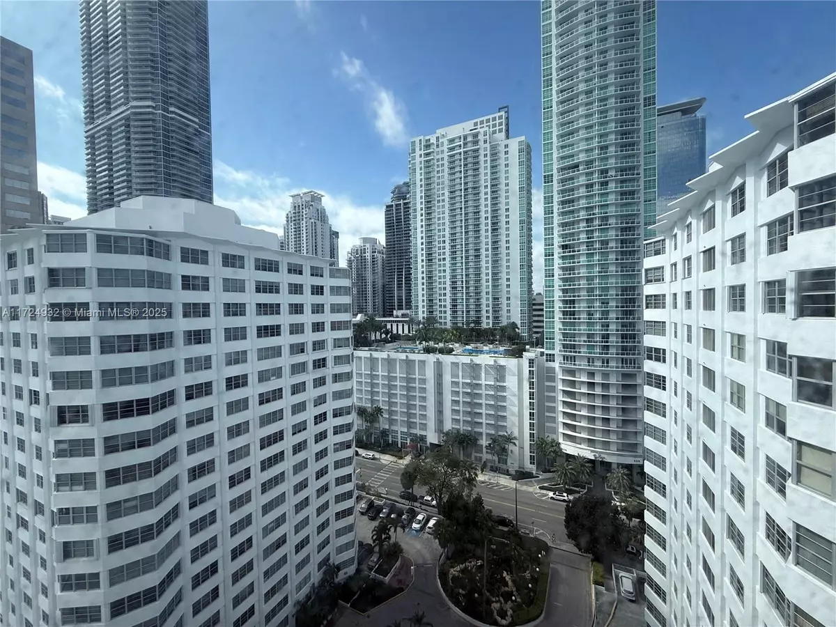 Miami, FL 33131,905 Brickell Bay Dr #1822