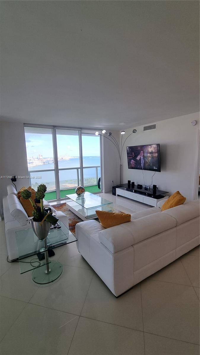 Miami, FL 33132,50 Biscayne Blvd #1902
