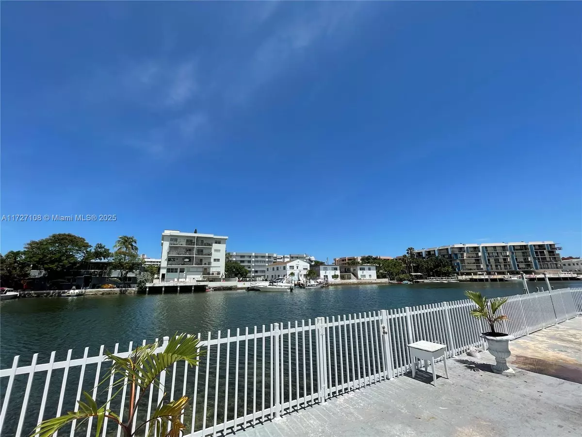 Miami Beach, FL 33141,8215 Crespi Blvd #3