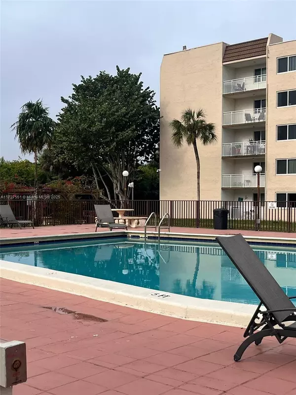 6940 Miami Gardens Dr #1-425, Hialeah, FL 33015