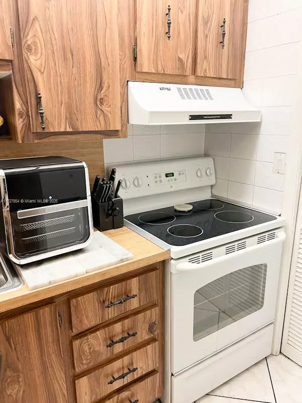 Weston, FL 33326,200 Lakeview Dr #204