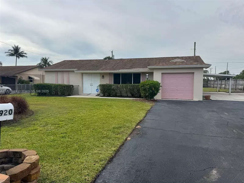1920 Laurel Ln, Lake Clarke Shores, FL 33406