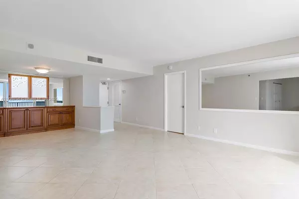 Jupiter, FL 33477,200 Ocean Trail Way #903