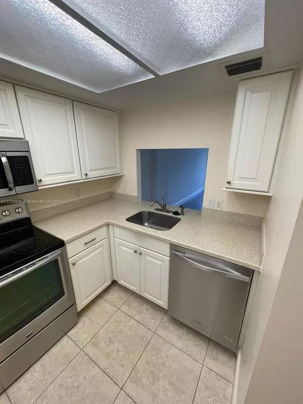 Oakland Park, FL 33309,105 Royal Park Dr #3F