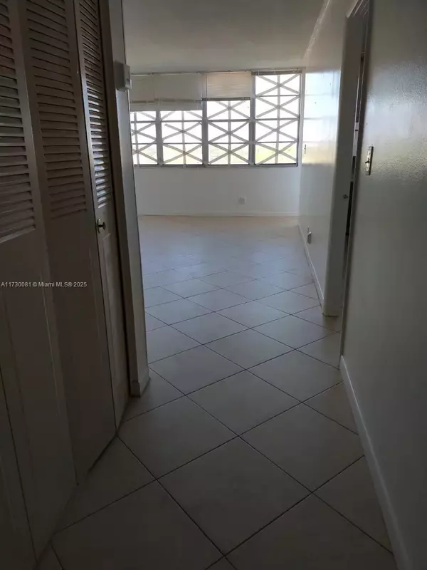 North Miami Beach, FL 33162,2025 NE 164th St #915