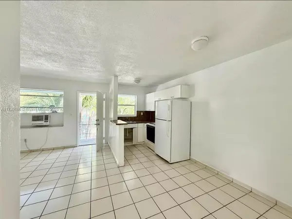 855 W 29th St #19, Hialeah, FL 33012