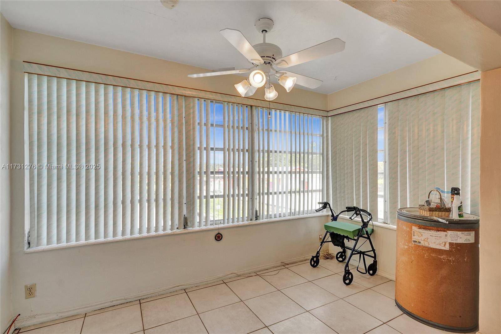 Miami, FL 33179,285 NE 191st St #2925