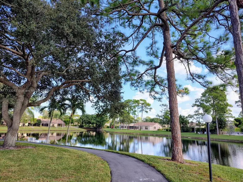 442 Pine Glen Ln #D-2, Green Acres, FL 33463