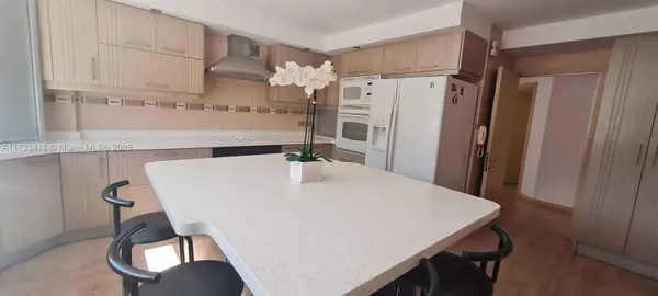 5593 Avenida Hernando Siles #903
