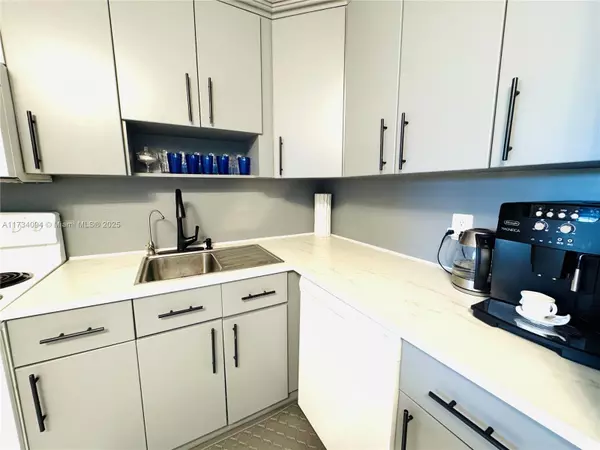 North Miami Beach, FL 33160,16950 W Dixie Hwy #a429