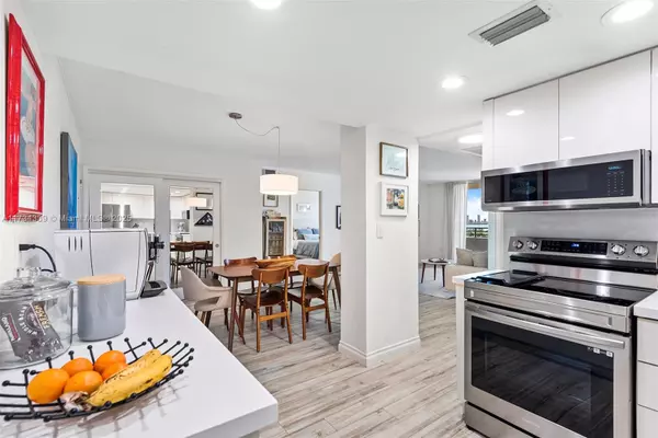 Miami Beach, FL 33140,5555 Collins Ave #15Z