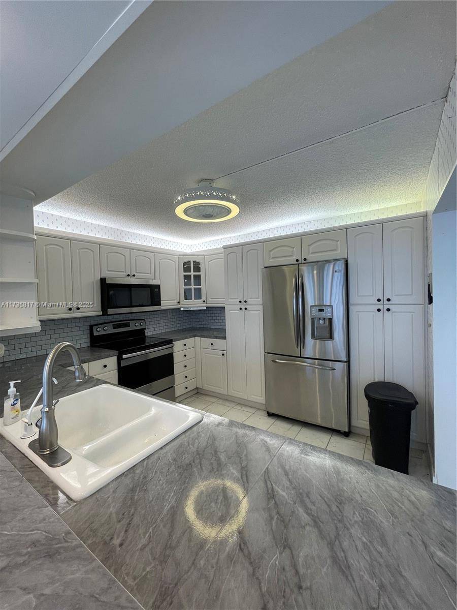 1000 Parkview Dr #830, Hallandale Beach, FL 33009