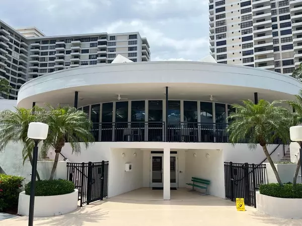 Hallandale Beach, FL 33009,2500 Parkview Dr #1618