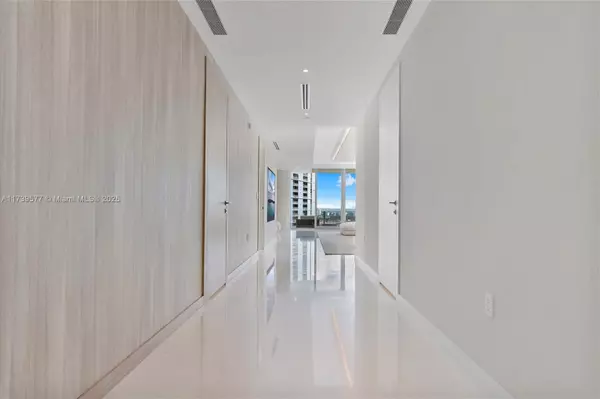 Miami, FL 33131,300 Biscayne Blvd Way #2701