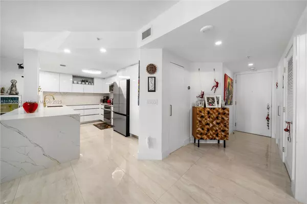 Miami, FL 33131,701 Brickell Key Blvd #707
