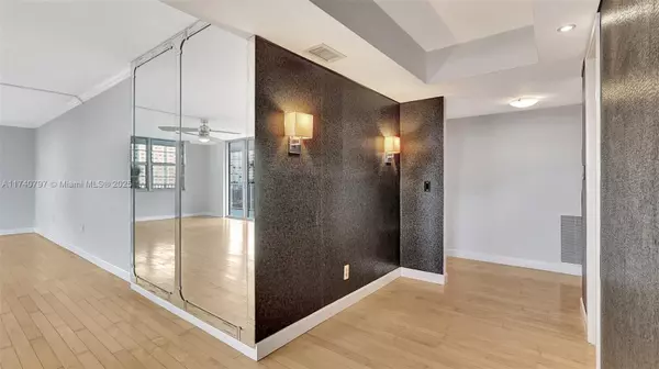 Aventura, FL 33160,2801 NE 183rd St #517W