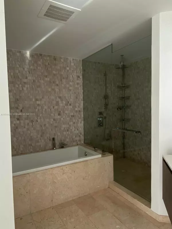 Miami, FL 33131,68 SE 6th St #1402