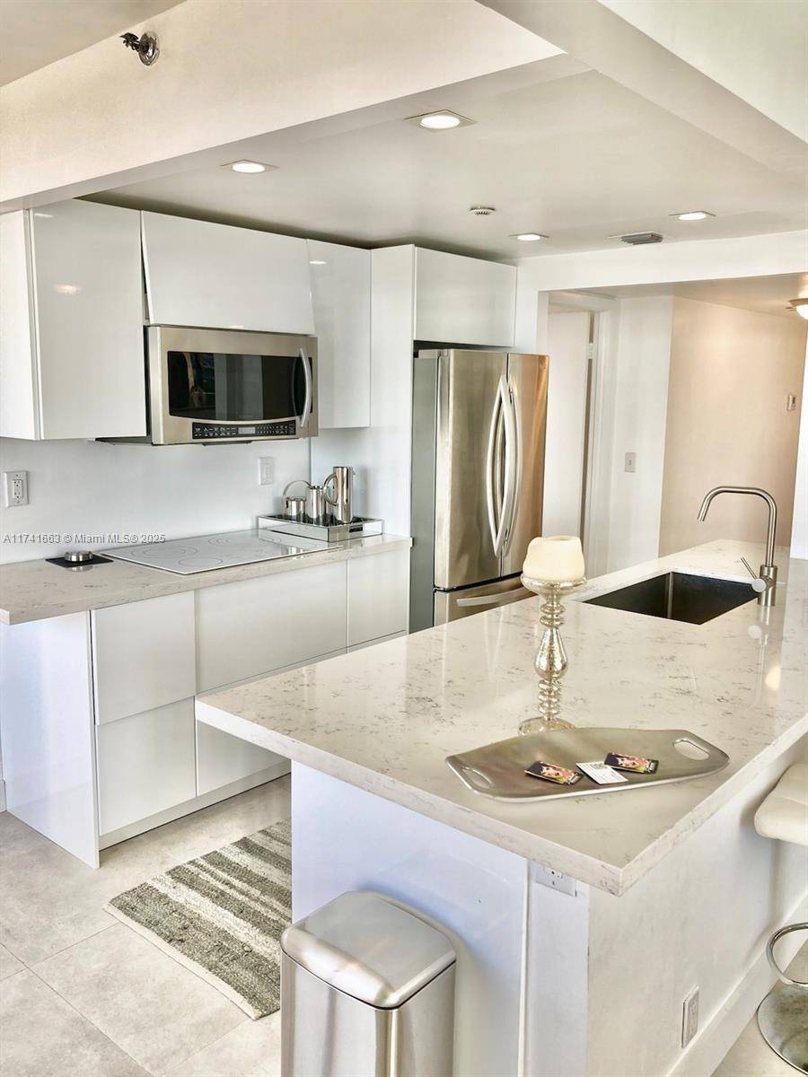 Miami Beach, FL 33140,2555 Collins Ave #PH214