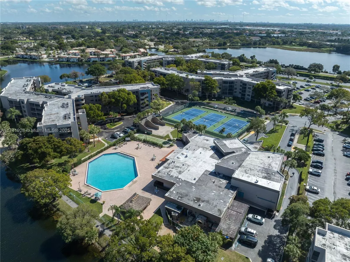 Pembroke Pines, FL 33026,1100 Colony Point Cir #214