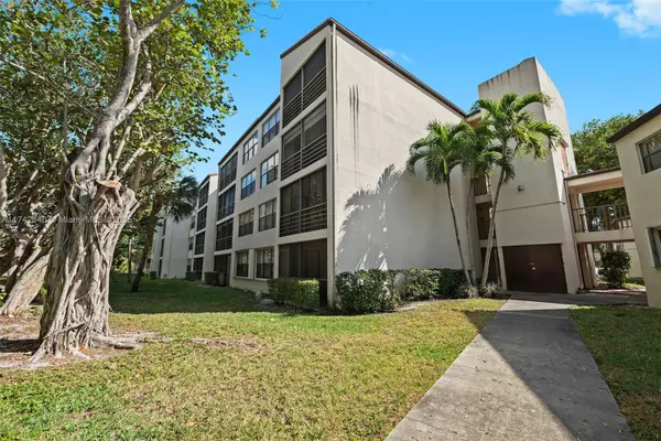 2302 S Cypress Bend Dr #210, Pompano Beach, FL 33069