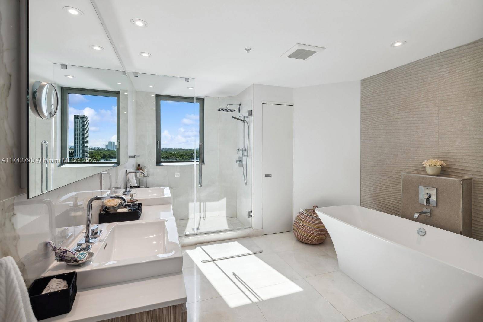 Aventura, FL 33160,17111 Biscayne Blvd #1004