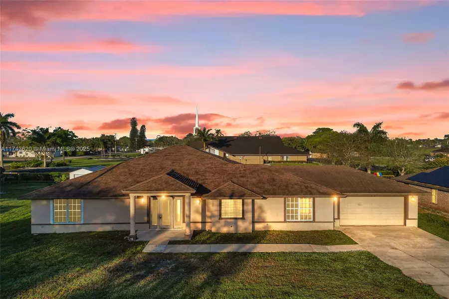 140 NE 7th St, Belle Glade, FL 33430