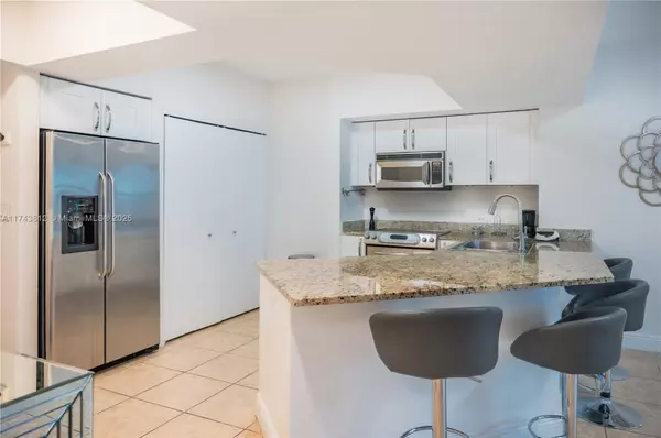 Aventura, FL 33180,19900 E Country Club Dr #318