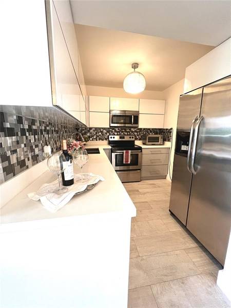 3625 N Country Club Dr #404, Aventura, FL 33180