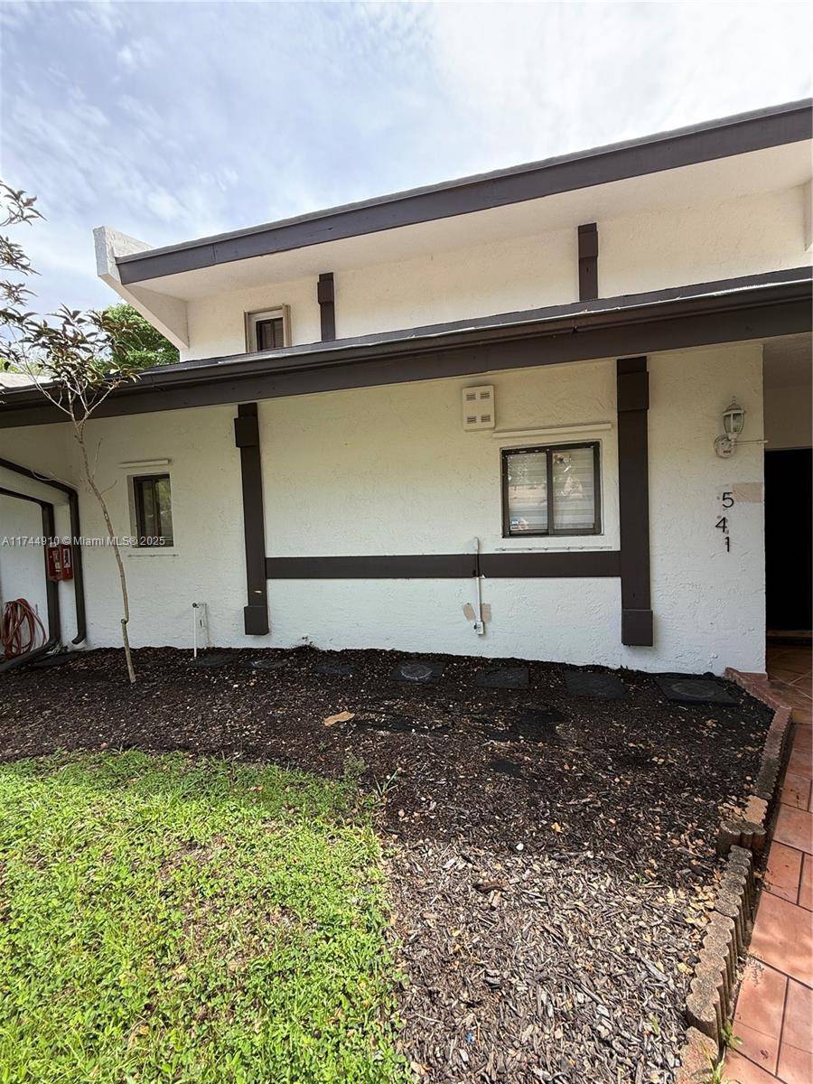 Miami, FL 33179,541 NE 199th Ln #2X