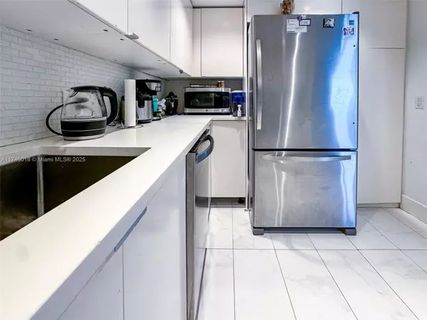 Sunny Isles Beach, FL 33160,100 Bayview Dr #721