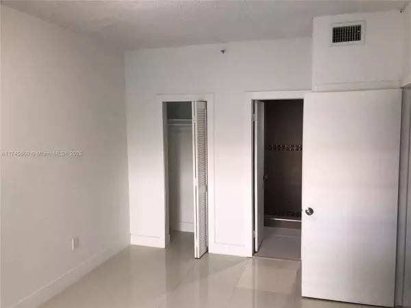 Miami Beach, FL 33140,2730 Collins Ave #209