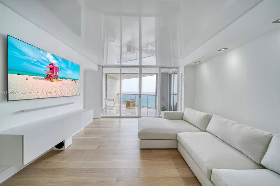 6767 Collins Ave #1706, Miami Beach, FL 33141