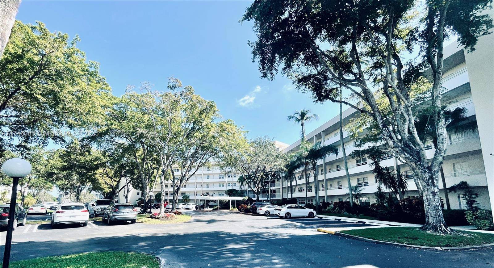 Pompano Beach, FL 33069,3800 Oaks Clubhouse Dr #112