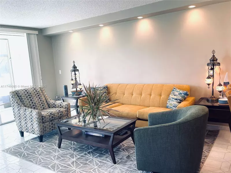 3800 Oaks Clubhouse Dr #112, Pompano Beach, FL 33069