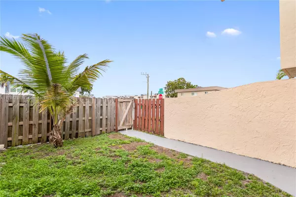 Davie, FL 33314,3662 SW 59th Avenue #2