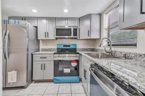 Tamarac, FL 33319,6020 Shakerwood Cir #205