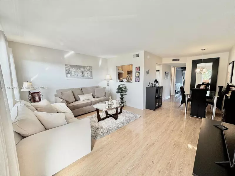 9021 Sunrise Lakes Blvd #205, Sunrise, FL 33322