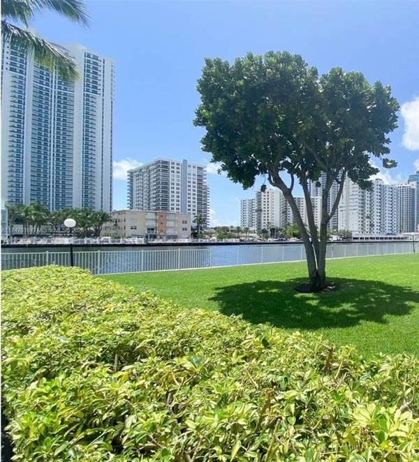 1000 Parkview Dr #121, Hallandale Beach, FL 33009