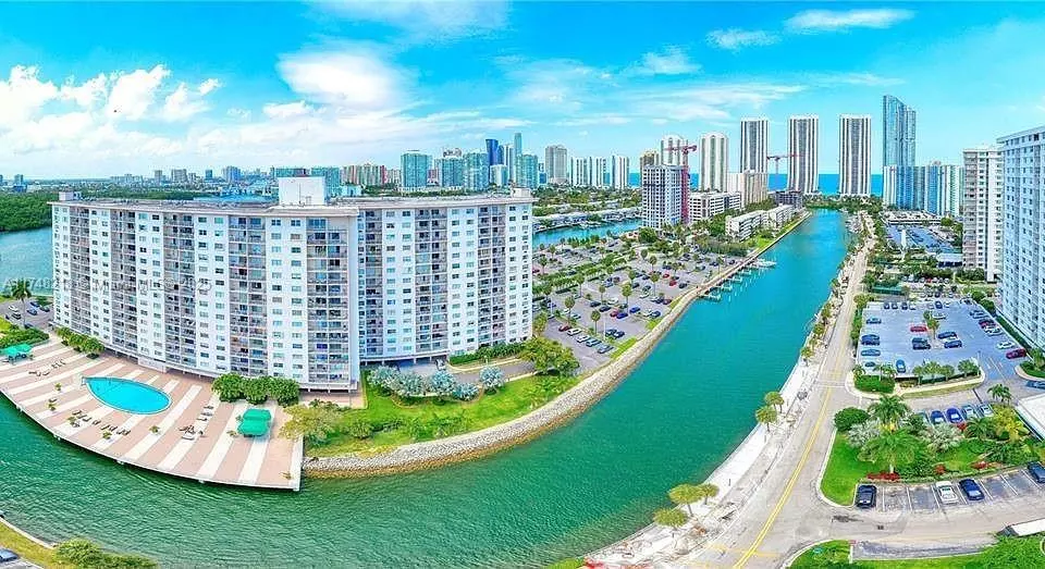 400 Kings Point Dr #105, Sunny Isles Beach, FL 33160