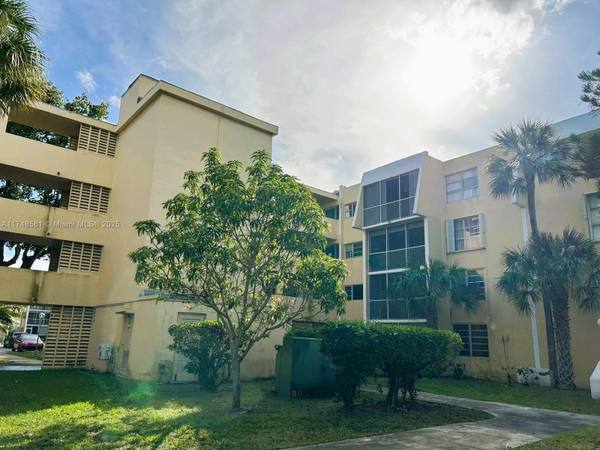 942 NE 199th St #3E, Miami, FL 33179