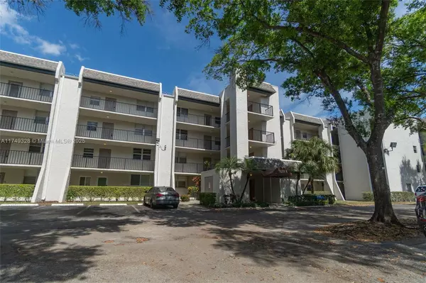 Davie, FL 33324,9235 Lagoon Pl #404