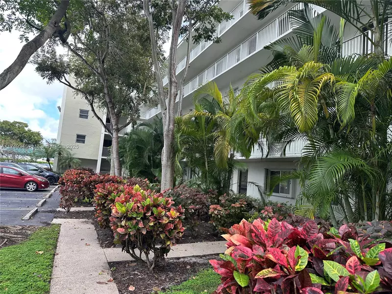 2228 N Cypress Bend Dr #310, Pompano Beach, FL 33069