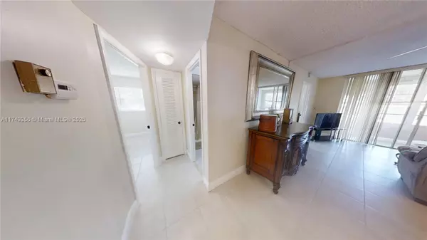 Sunrise, FL 33322,2800 W Sunrise Lakes Dr #101