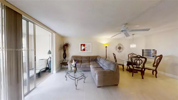 2800 W Sunrise Lakes Dr #101, Sunrise, FL 33322