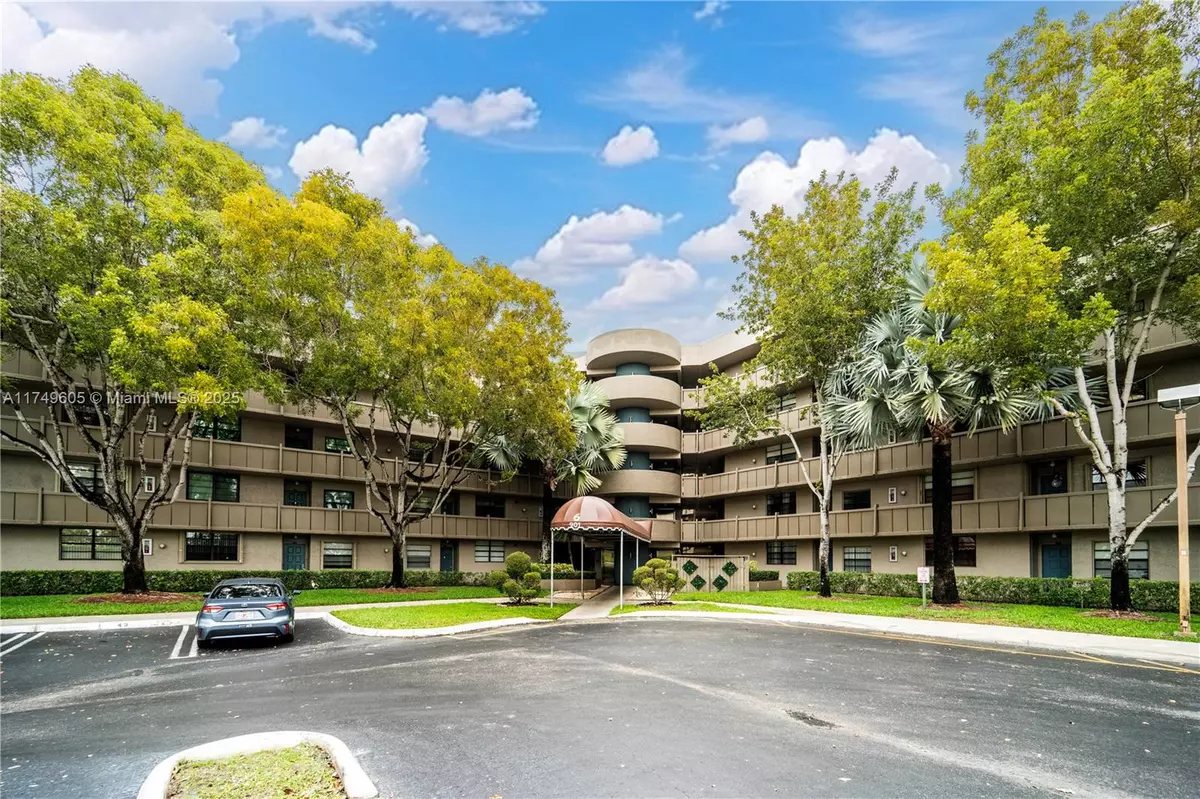 Pembroke Pines, FL 33026,901 Colony Point Cir #521