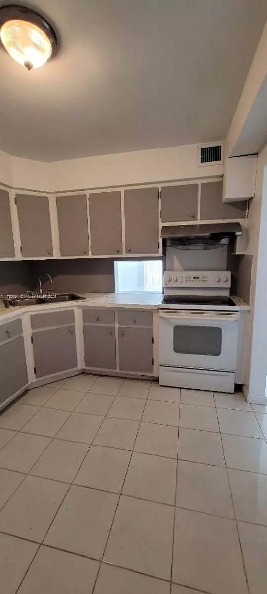 Miami, FL 33179,1450 NE 191st St #205