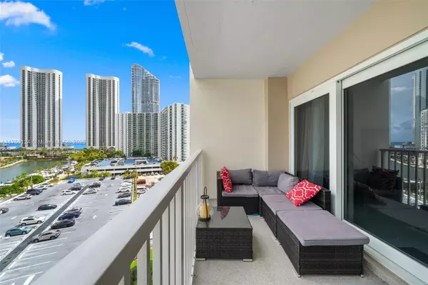 Sunny Isles Beach, FL 33160,300 Bayview Dr #807