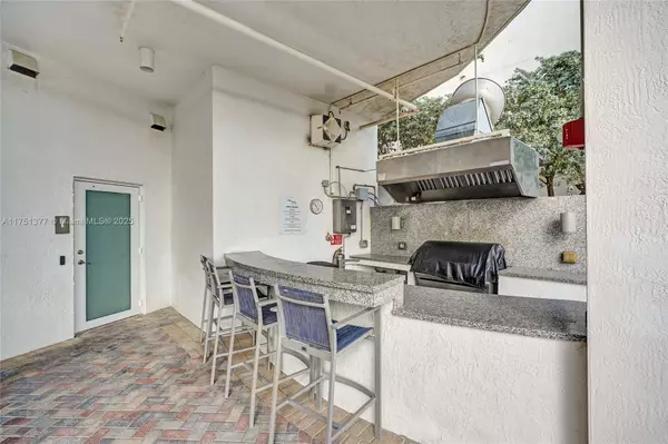 Miami Beach, FL 33141,6515 Collins Ave #910